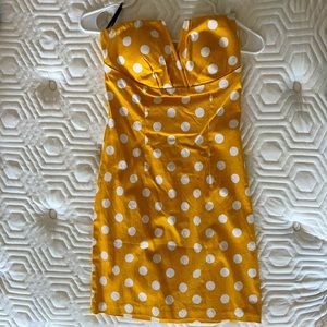 Strapless, Form fitting, zipper, comfortable